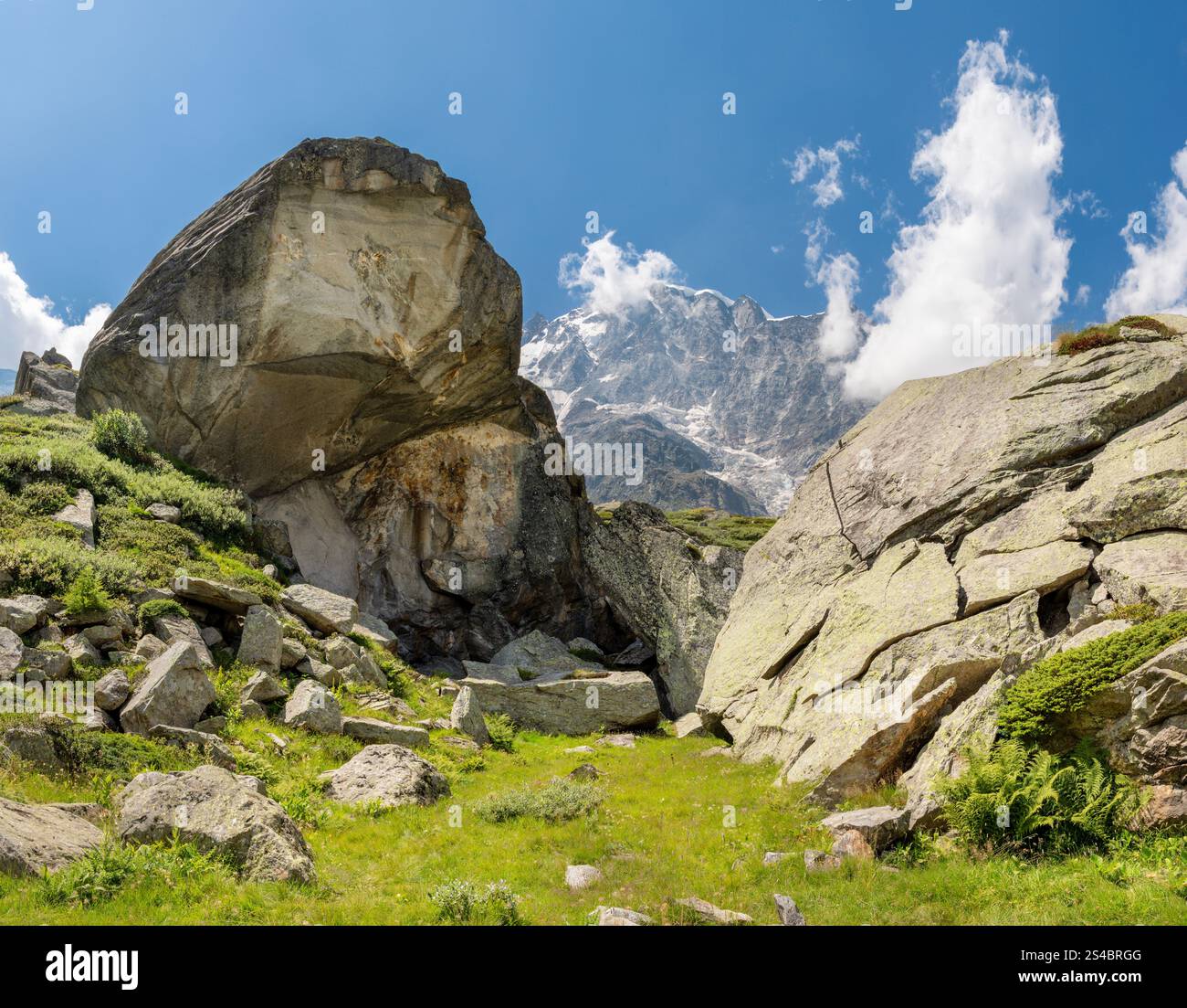 Le sommet du Monte Rosa (Dufourspitze) avec les gros rochers - vallée de la Valle Anzasca - bivouac des premiers alpinistes dans cette vallée à partir du 18ème centu Banque D'Images