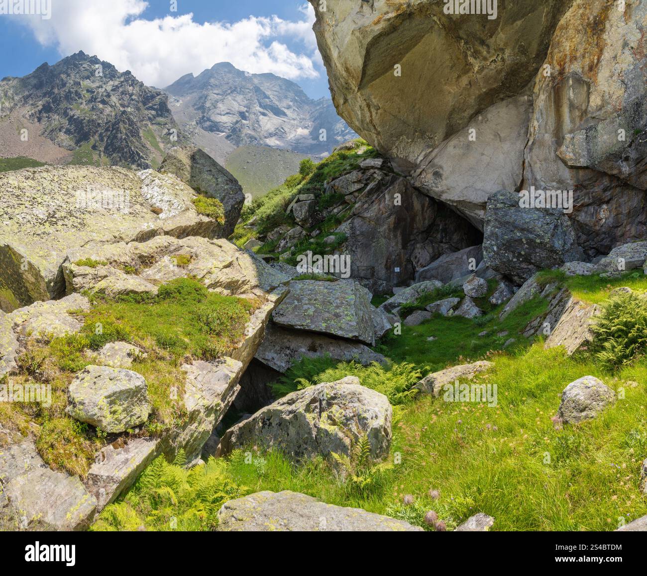 Les rochers et les piquets dans la vallée de Valle Anzasca - bivouac des premiers alpinistes dans cette vallée du 18ème siècle Banque D'Images