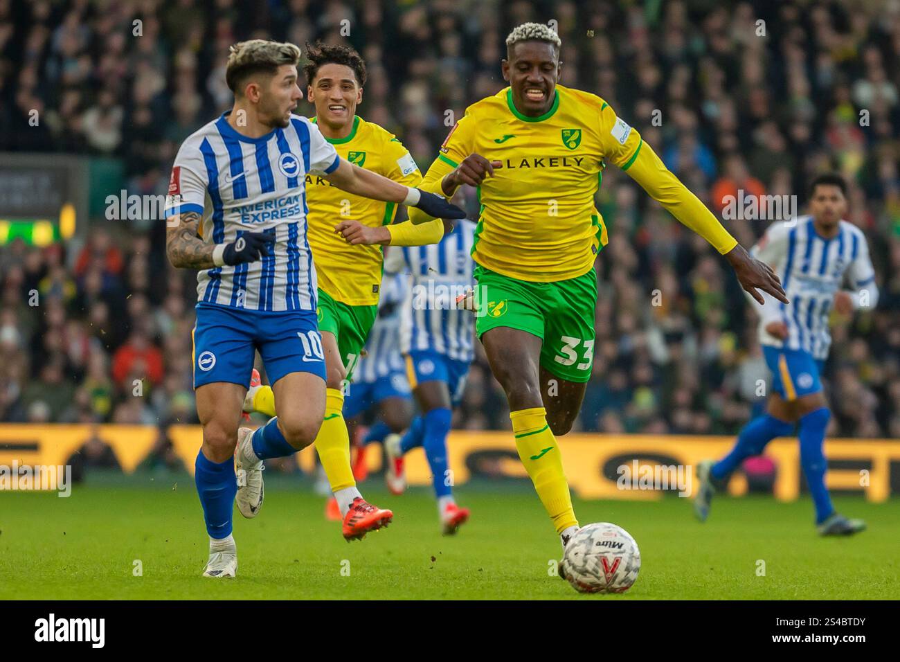 Carrow Road, Norwich le samedi 11 janvier 2025. Julio Enciso de Brighton & Hove Albion pis mis sous pression par José Córdoba de Norwich City lors du match de troisième tour de la Coupe FA Emirates entre Norwich City et Brighton et Hove Albion à (photo : David Watts | MI News) crédit : MI News & Sport /Alamy Live News crédit : MI News & Sport /Alamy Live News Banque D'Images