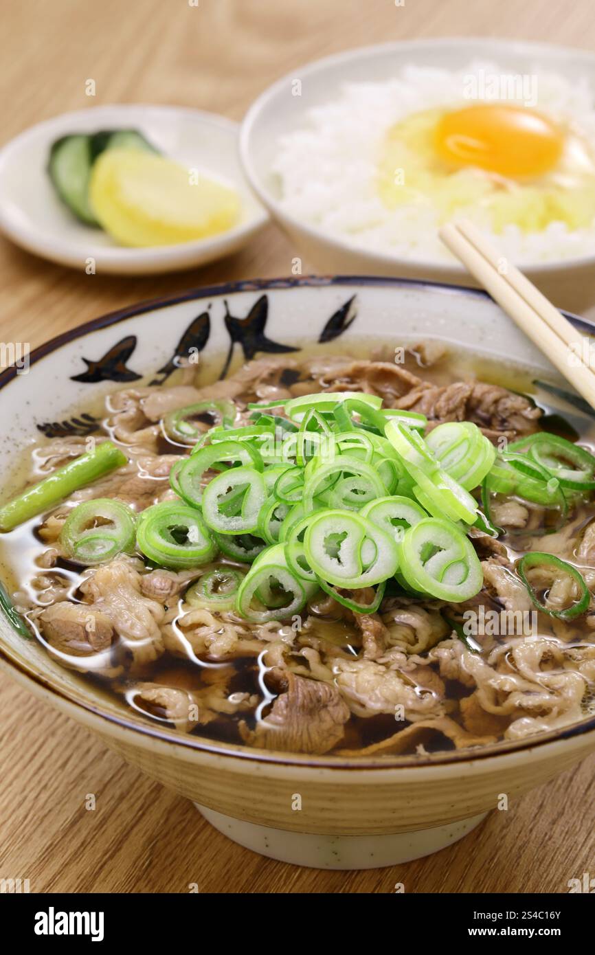 Un plat de spécialité d'Osaka au Japon. Nikusui est une soupe de viande faite avec du ventre de ​​beef finement tranché bouilli dans du bouillon de flocons de bonite aromatisés à la sauce soja. Banque D'Images