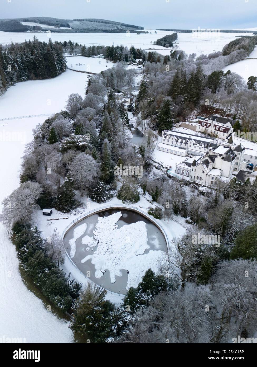 Peebles, Écosse, Royaume-Uni. 11 janvier 2025. Après la nuit la plus froide de l'année, la neige se trouve sur la Grande carte polonaise de l'Écosse dans le village d'Eddleston à l'extérieur de Peebles dans les Scottish Borders. Née de l'idée du vétéran polonais Jan Tomasik, elle a été construite entre 1974 et 1979 et est revendiquée comme le plus grand modèle de relief de terrain au monde (50m x 40m). La sculpture est un bâtiment classé de catégorie B. Iain Masterton/Alamy Live News Banque D'Images