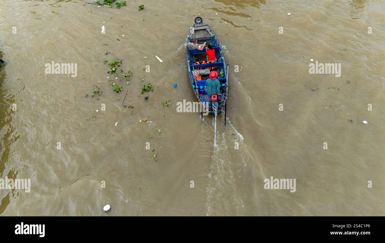 Vue aérienne du delta du Mékong et marché flottant de Cai rang, au sud de Ho Chi Minh ville, Vietnam. Bateaux et commerçants échangeant des marchandises 10-18-2024 Banque D'Images