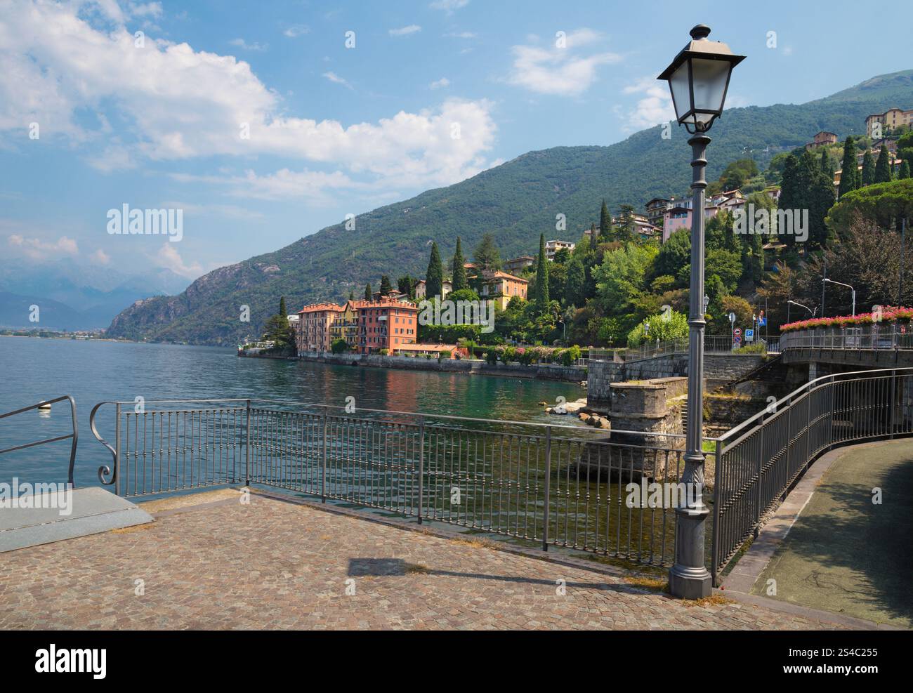 Bellano - la promenade et le lac de Côme. Banque D'Images