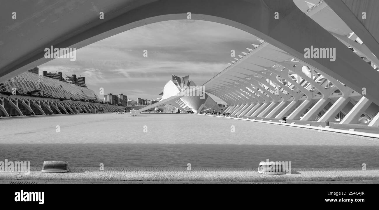 VALENCE, ESPAGNE - 15 FÉVRIER 2022 : la Cité des Arts - Henisferic, musée des Sciences, Agora et Assut de l'Or, conçu par l'architecte Valencien Santiago C. Banque D'Images