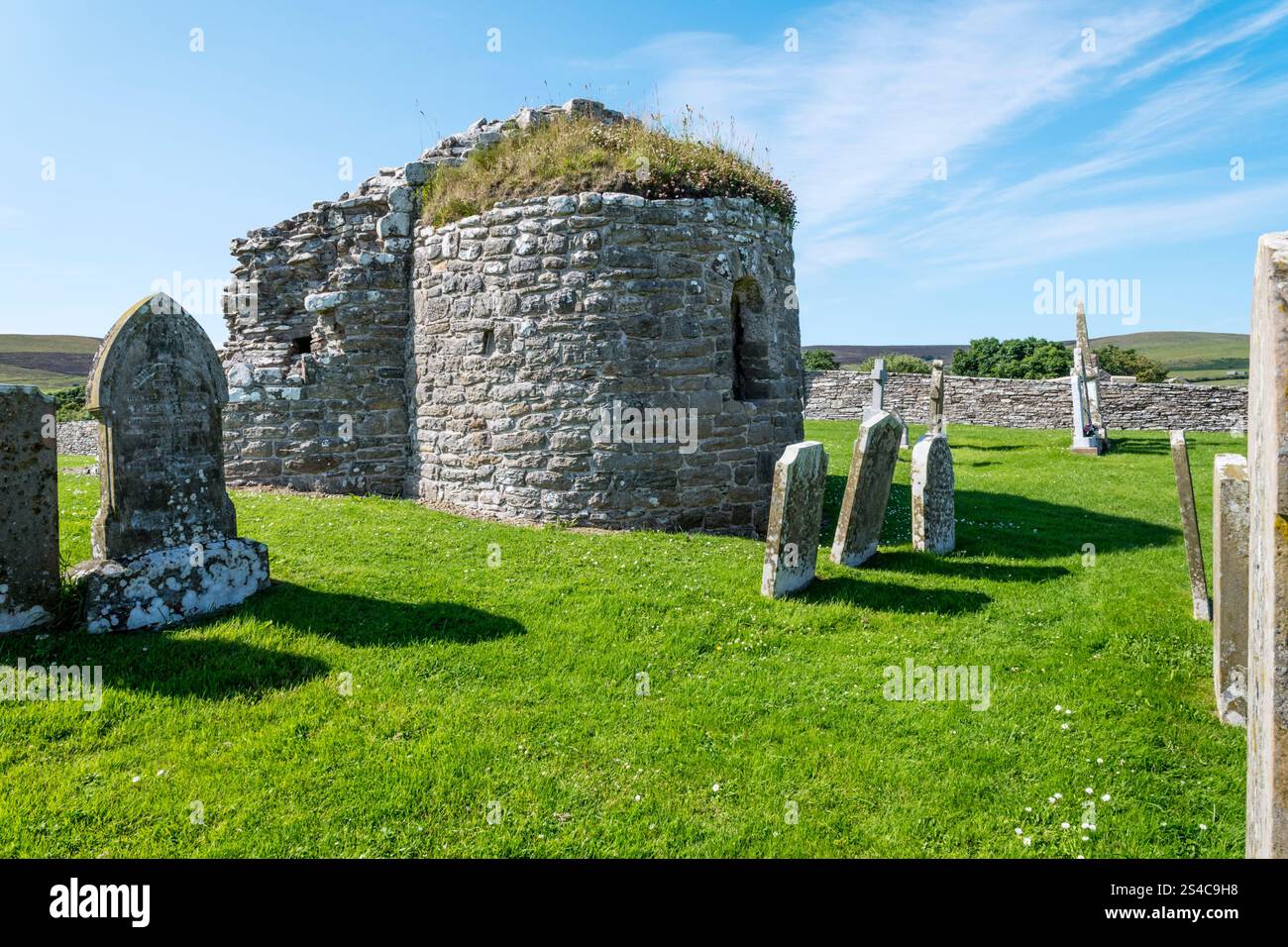 Les vestiges de l'église ronde Saint-Nicolas du XIIe siècle à Orphir sur Orkney Mainland. Il est mentionné dans la saga Orkneyinga. Banque D'Images