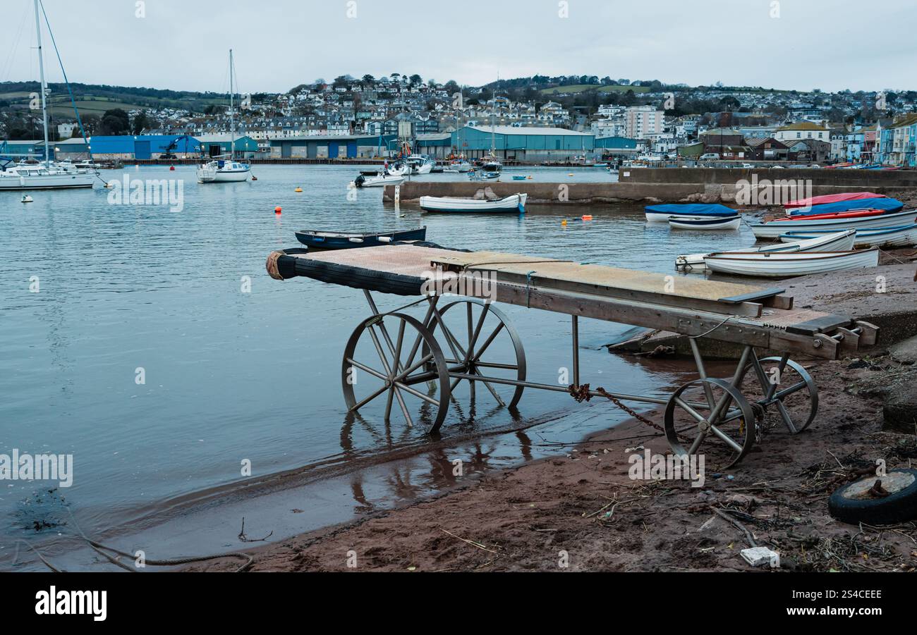 River Teign Back Beach avec une plate-forme d'atterrissage au premier plan pour les plus gros bateaux et Teignmouth docks en arrière-plan. Banque D'Images