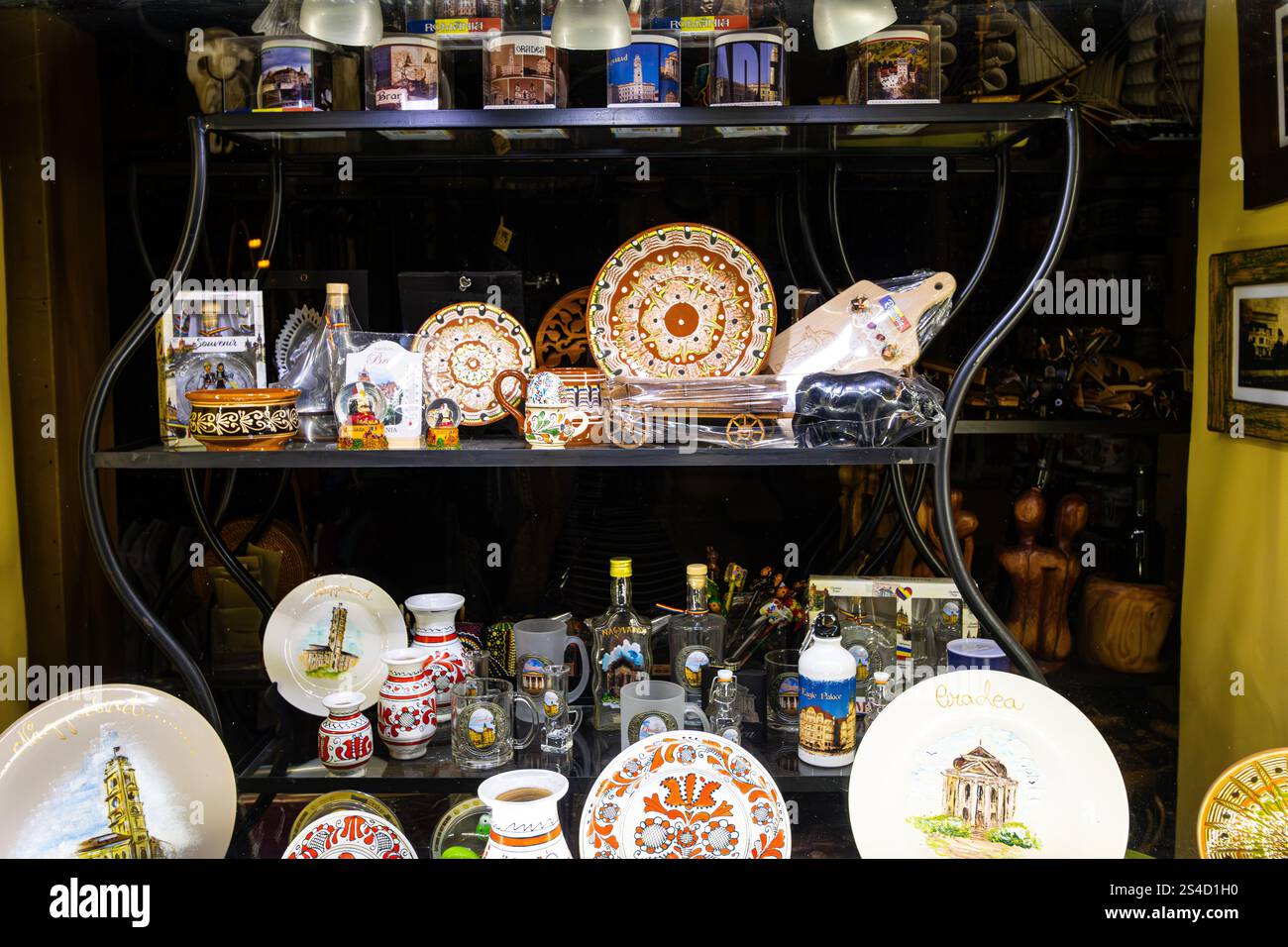 Vitrine de boutique de souvenirs avec des produits artisanaux traditionnels roumains à Oradea, comté de Bihor, Roumanie Banque D'Images