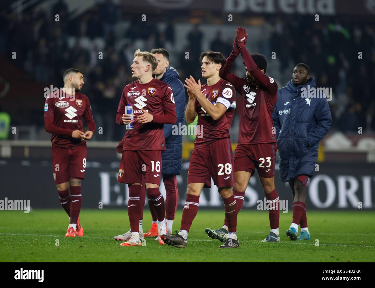 Turin, Italie. 11 janvier 2025. Samuele Ricci, capitaine du Torino FC, et ses coéquipiers saluent les supporters lors de la saison 2024/25 de Serie A italienne, match de football entre le Torino FC et le Juventus FC le 11 janvier 2025 au Stadio Olimpico ''Grande Torino'', Turin, Italie. Crédit : Nderim Kaceli/Alamy Live News Banque D'Images