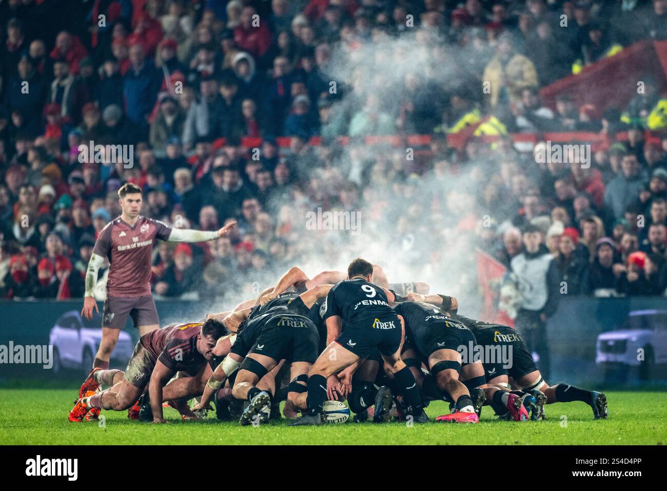 Limerick, Irlande. 11 janvier 2025. Une mêlée lors de la Coupe des Champions Investec, Pool 3, Round 3 entre Munster Rugby et Saracens au Thomond Park à Limerick, Irlande le 11 janvier 2025 (photo par Andrew SURMA/ Credit : Sipa USA/Alamy Live News Banque D'Images