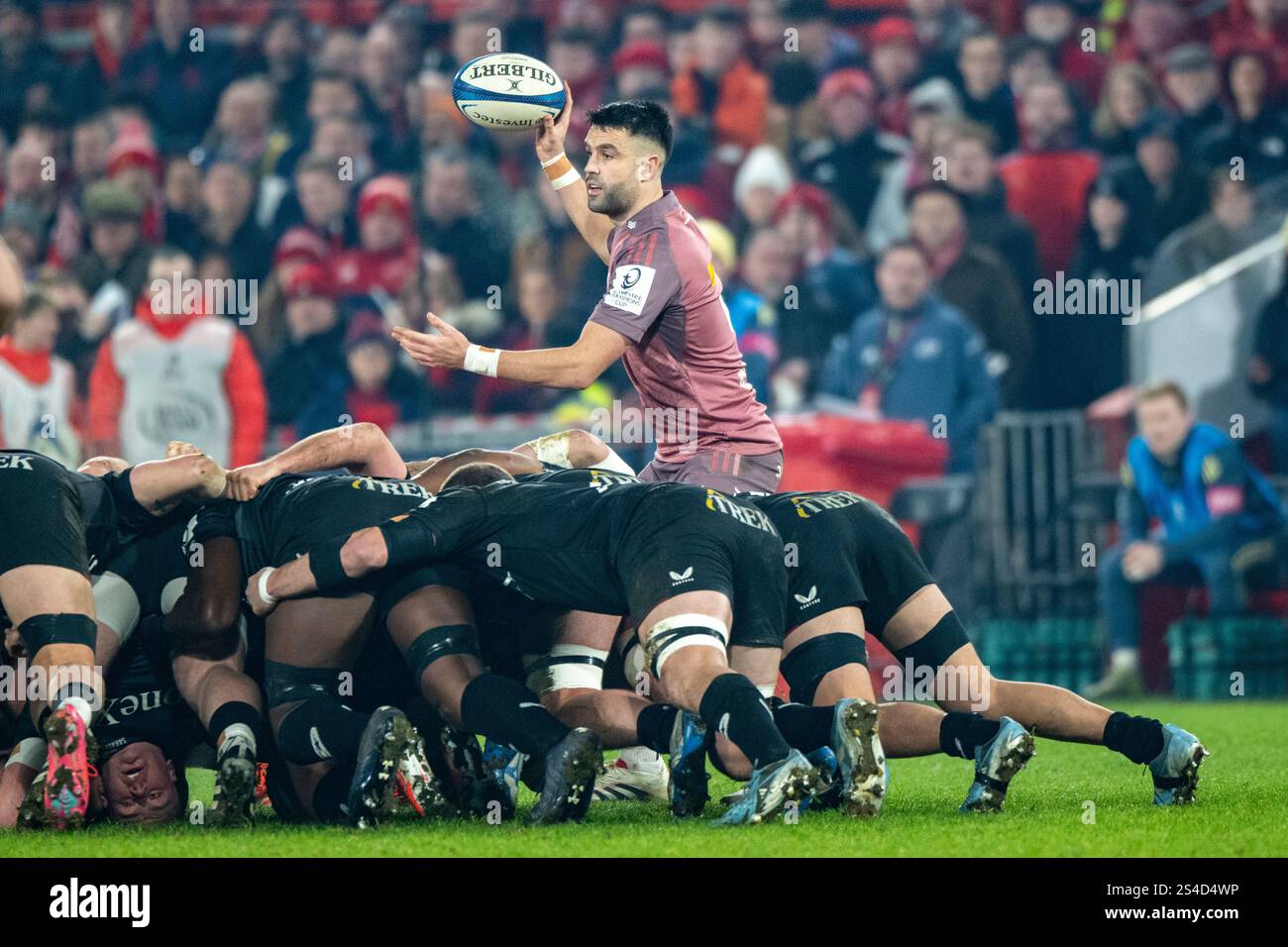 Limerick, Irlande. 11 janvier 2025. Conor Murray de Munster avec le ballon lors de la Coupe des Champions Investec, Poule 3e tour match entre Munster Rugby et Saracens au Thomond Park à Limerick, Irlande le 11 janvier 2025 (photo par Andrew SURMA/ Credit : Sipa USA/Alamy Live News Banque D'Images