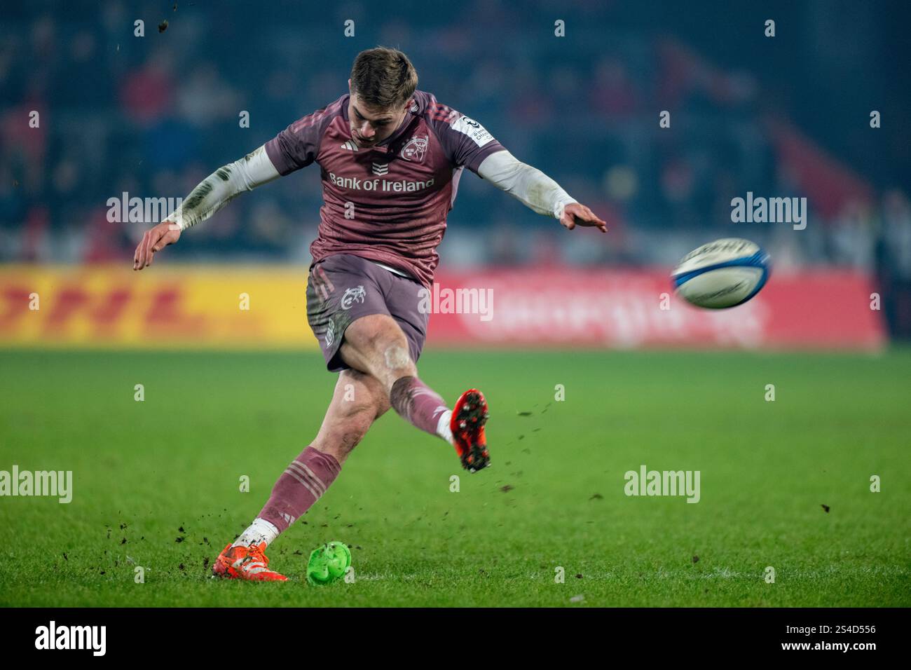 Limerick, Irlande. 11 janvier 2025. Jack Crowley de Munster prend un penalty lors de la Coupe des Champions Investec, Poule 3ème, match de la 3ème ronde entre Munster Rugby et Saracens au Thomond Park à Limerick, Irlande le 11 janvier 2025 (photo par Andrew SURMA/ Credit : Sipa USA/Alamy Live News Banque D'Images