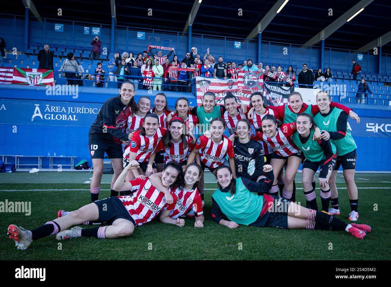 Barcelone, Espagne. 11 janvier 2025. Les joueurs de l'Athletic Club célèbrent la victoire lors d'un match de Liga F entre le RCD Espanyol FEM et l'Athletic Club FEM à Ciutat Esportiva Dani Jarque. Score final : RCD Espanyol FEM 1:2 Athletic Club FEM. Crédit : SOPA images Limited/Alamy Live News Banque D'Images