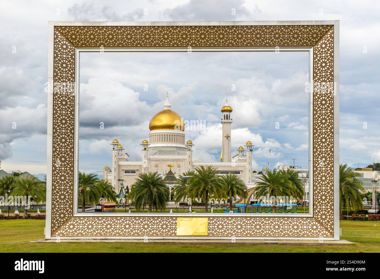 Mosquée Omar Ali Saifuddien avec dômes dorés et minarets avec palmiers dans le cadre, Bandar Seri Begawan, Bornéo, Sultanat Brunei Darussalam Banque D'Images