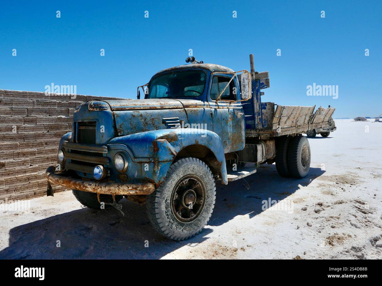 Camion rouillé dans le désert de sel d'Uyuni Banque D'Images