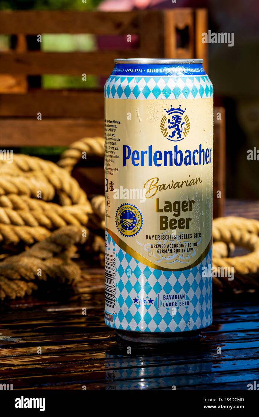 Canette de bière Perlenbacher - gouttelettes d'eau de condensation, fond extérieur Banque D'Images