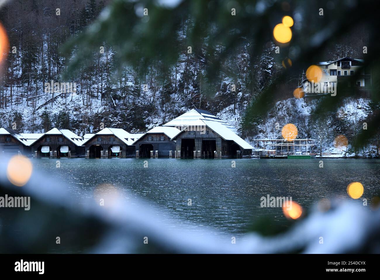 L'image montre un paysage hivernal avec un lac Banque D'Images