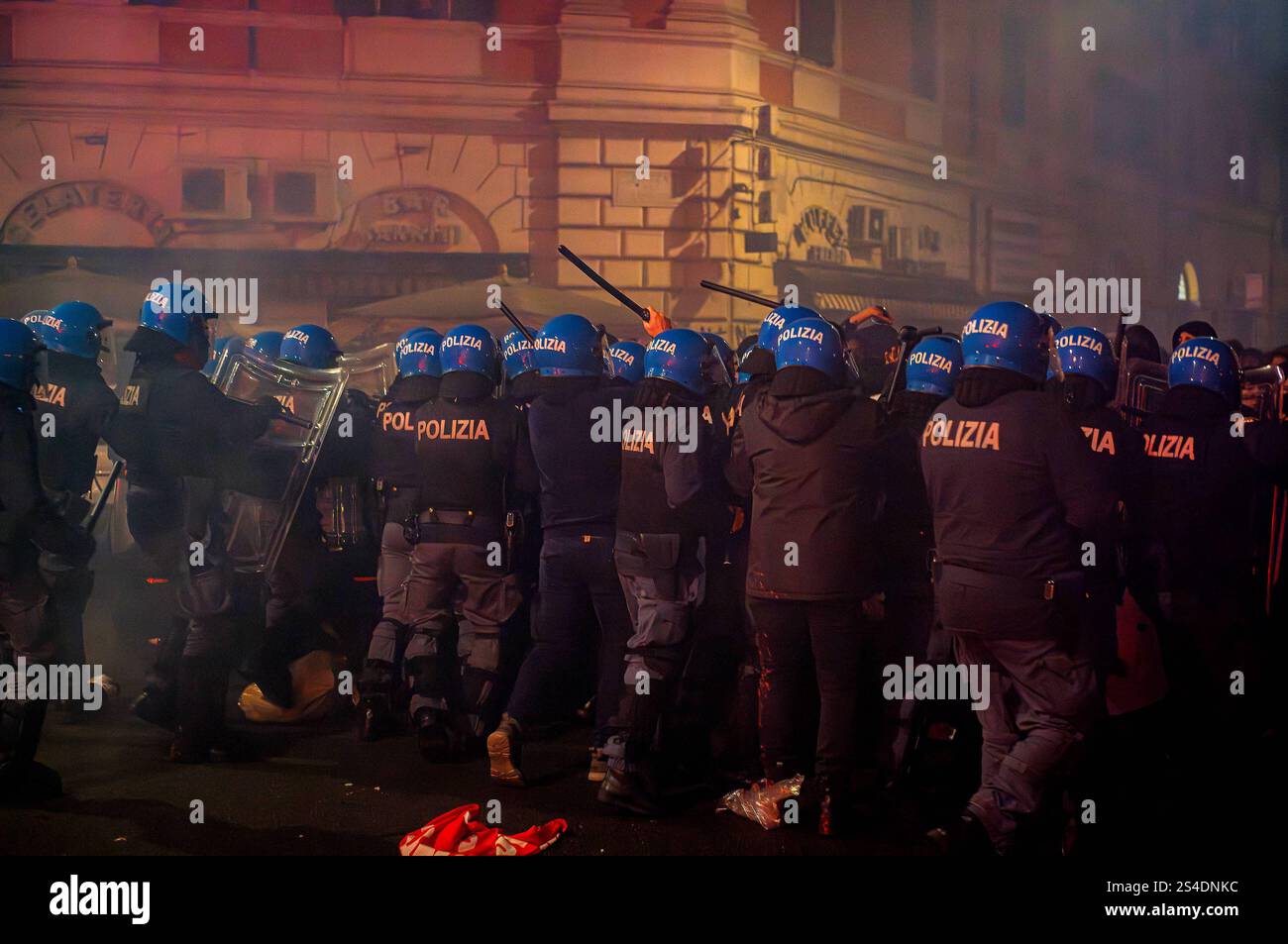 Manifestation en faveur de Ramy Elgaml, tué lors d'une poursuite de carabiniers à Milan ROME, ITALIE - 11 JANVIER : affrontement entre la police anti-émeute et des manifestants lors d'une manifestation en faveur de Ramy Elgaml dans le quartier de San Lorenzo le 11 janvier 2025 à Rome, Italie. Les manifestants ont manifesté contre la mort de Ramy Elgaml, 19 ans, tué à Milan le 24 novembre lors d'un accident impliquant le scooter qu'il conduisait et un carabinier qui aurait percuté le scooter. Rome Italie Copyright : xStefanoxMontesix Banque D'Images