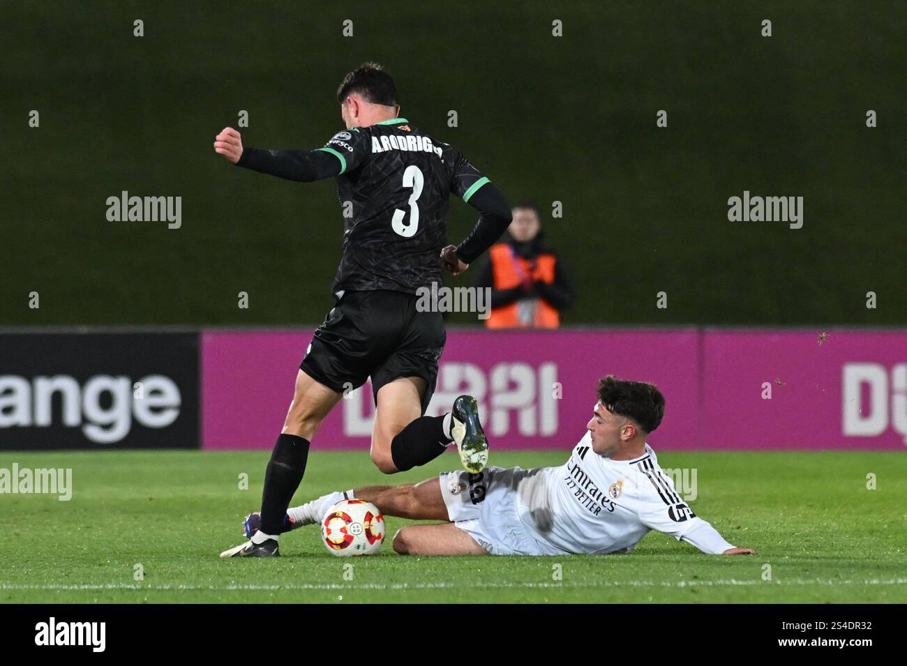 Valdebebas, Madrid, Espagne. 11 janvier 2025. 3 AndrÃº S RODRÃ GUEZ MartÃ NEZ et 22 DAVID JIMENEZ CORREDOR, lors du match Primera Federacion EspaÃ±ola entre Real Madrid-Castilla et CD Alcoyano au stade Alfredo Di Stefano à Madrid, Espagne, le 11 janvier. (Crédit image : © Oscar Manuel Sanchez/ZUMA Press Wire) USAGE ÉDITORIAL SEULEMENT! Non destiné à UN USAGE commercial ! Banque D'Images