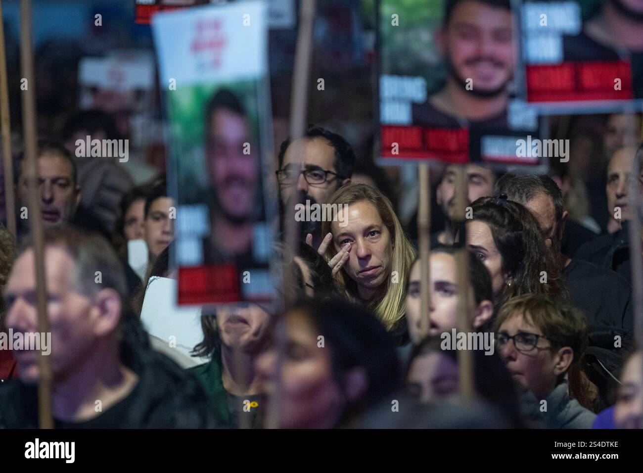 Tel Aviv, Israël. 11 janvier 2025. Une israélienne pleure alors qu'elle écoute des discours sur la place des otages à tel Aviv, en Israël, le 11 janvier 2025. Les pourparlers pour la libération des 98 otages encore détenus par le Hamas dans la bande de Gaza progressent alors que des signes indiquent qu’ils sont proches d’un accord neuf jours avant que le président américain élu Donald Trump ne soit inauguré. Photo de Jim Hollander/UPI crédit : UPI/Alamy Live News Banque D'Images