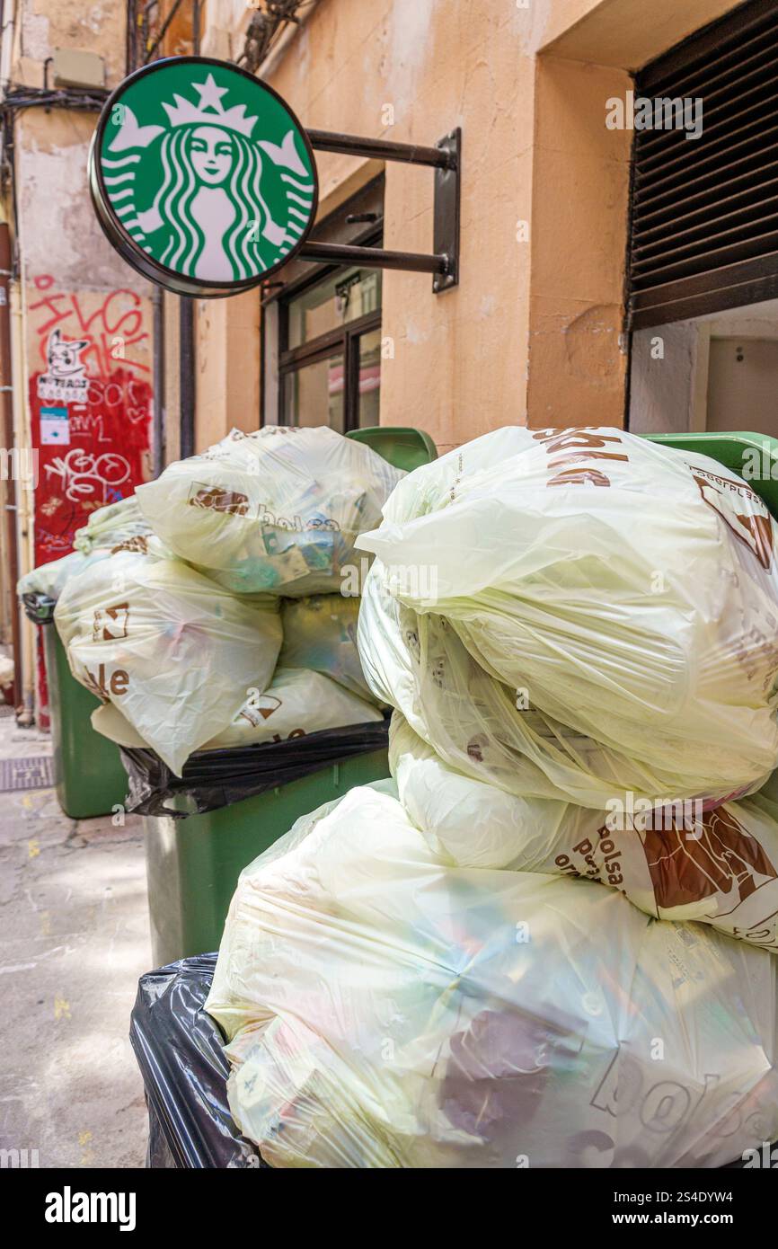 Palma de Majorque Îles Baléares Espagne, vieille ville, Placa de Cort, signe Starbucks, logo vert, sacs poubelle, poubelles, ruelle urbaine, mur de graffiti, str étroite Banque D'Images