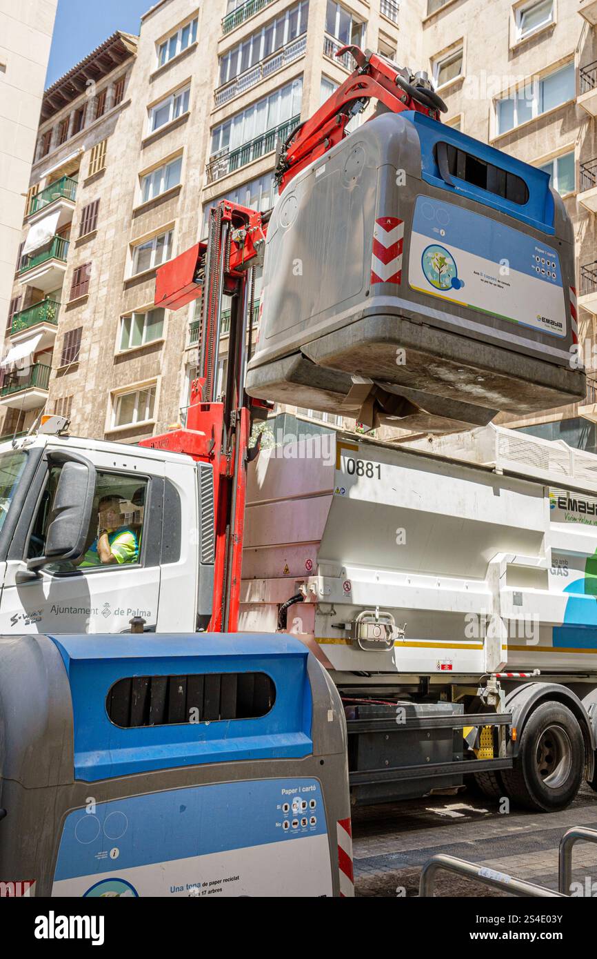 Palma de Majorque Îles Baléares Espagne,Carrer Constitucio,camion à ordures,gestion des déchets,recyclage,conteneur,levage,bras hydraulique,véhicule,ouvrier,dr. Banque D'Images