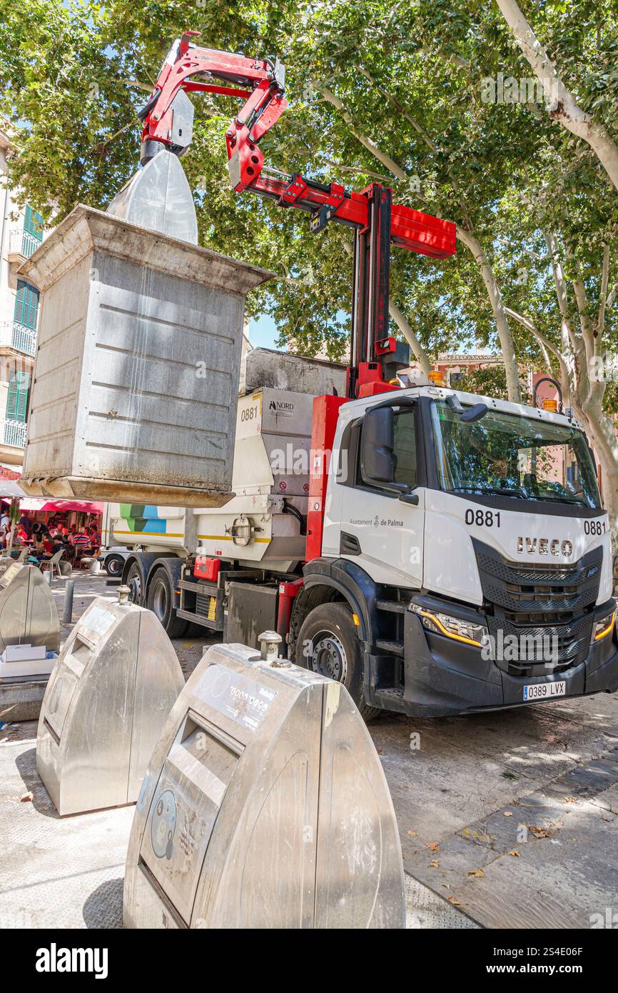 Palma de Majorque Îles Baléares Espagne,Placa de la Drassana,gestion des déchets urbains,collecte des ordures,poubelles,enlèvement automatisé des déchets,camion grue Banque D'Images