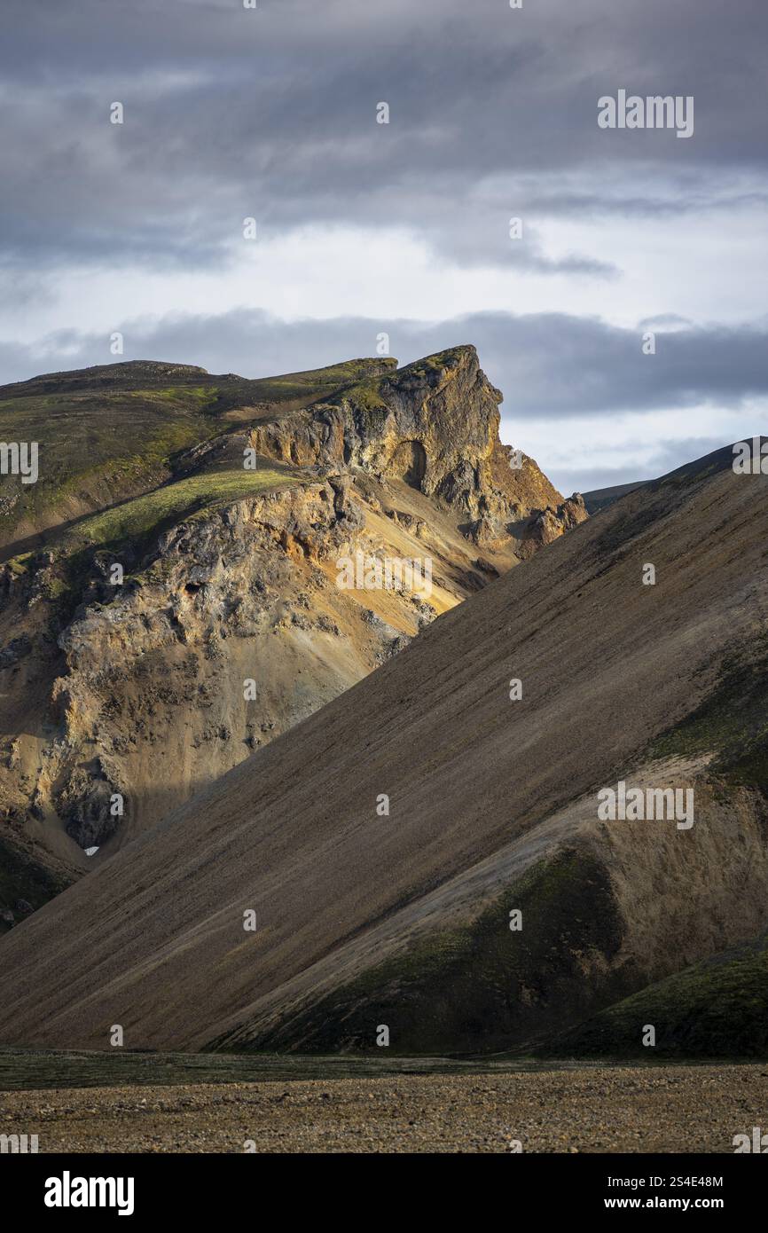 Montagnes de rhyolite, paysage volcanique, paysage d'érosion coloré avec des montagnes, Landmannalaugar, réserve naturelle de Fjallabak, montagnes islandaises, Su Banque D'Images