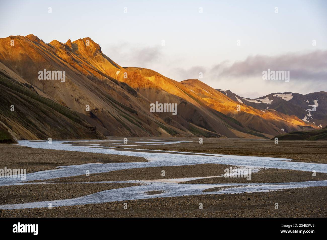 Montagnes de rhyolite et rivière Joekulgilskvisl, paysage à Landmannalaugar, paysage volcanique spectaculaire au coucher du soleil, paysage d'érosion coloré avec m Banque D'Images