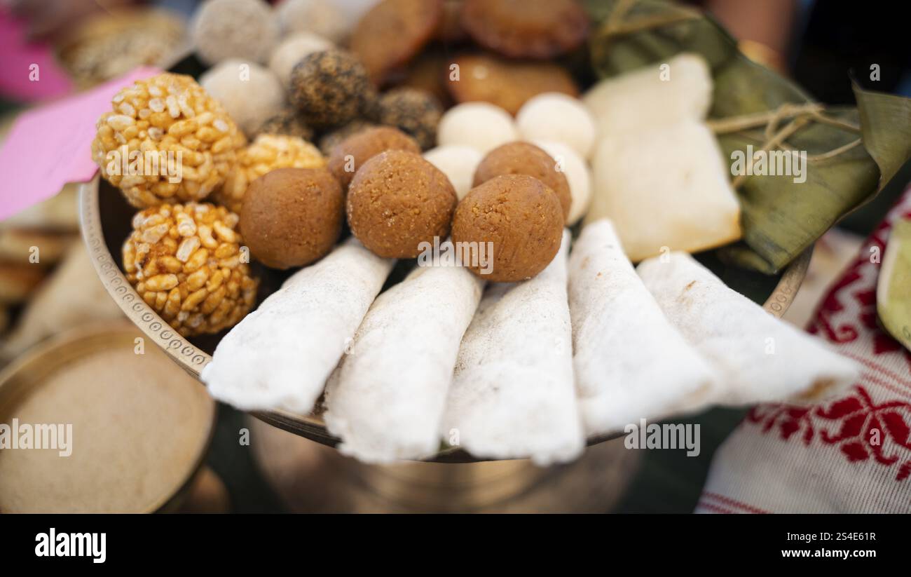 La nourriture traditionnelle assamaise exposée sur un stand à vendre pendant le festival Magh Bihu ou Bhogali Bihu. Magh Bihu ou Bhogali Bihu est un festival de récolte whic Banque D'Images