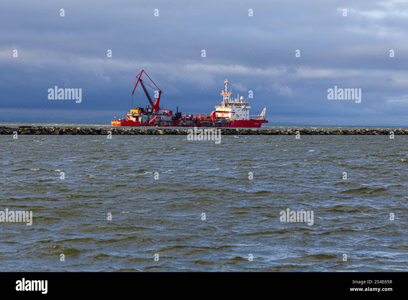 Dragueuse lourdement chargée dans l'estuaire du fleuve Fraser près de Steveston au Canada Banque D'Images