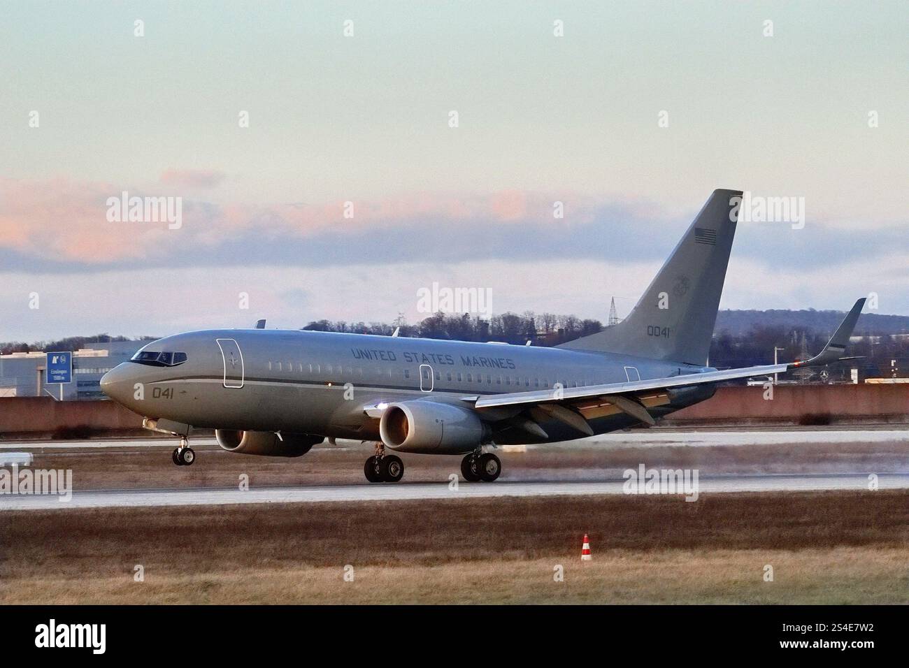 Cet avion spécial était exposé aujourd'hui à Stuttgart : un Boeing C-40A Clipper des United States Marines ! La peinture grise et l'inscription U. Banque D'Images