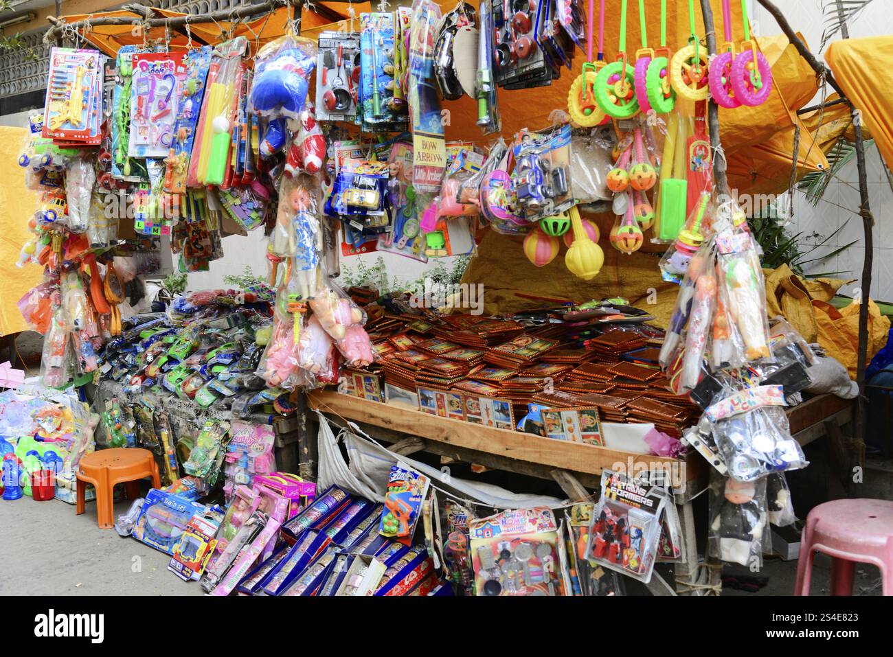 Kanchipuram, Tamil Nadu, Inde du Sud, variété de jouets et souvenirs à un étal de marché extérieur, Kanchipuram, Tamil Nadu, Inde du Sud, Inde, Asie Banque D'Images