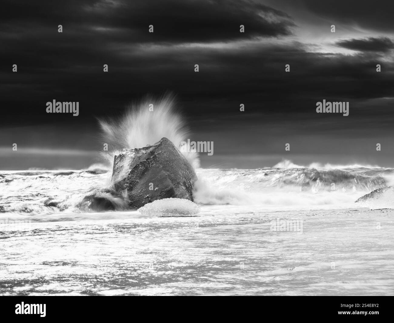 Diamond Beach, iceberg dans le surf, près de la lagune glaciaire de Joekulsarlon, parc national de Vatnajoekull, HornafjoerÃ°ur, Islande du Sud, Islande, Europe Banque D'Images