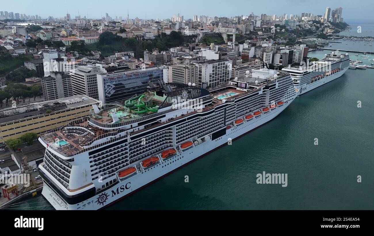 salvador, bahia, brésil - 17 décembre 2024 : vue aérienne d'un navire à passagers ancré dans le port de la ville de Salvador. Banque D'Images