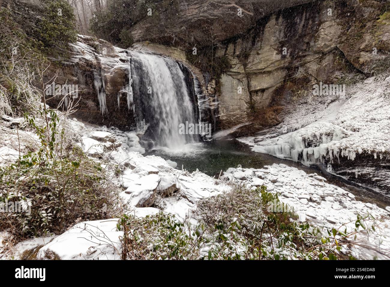 Regarder les chutes de verre en hiver - Forêt nationale de Pisgah - près de Brevard, Caroline du Nord Etats-Unis Banque D'Images