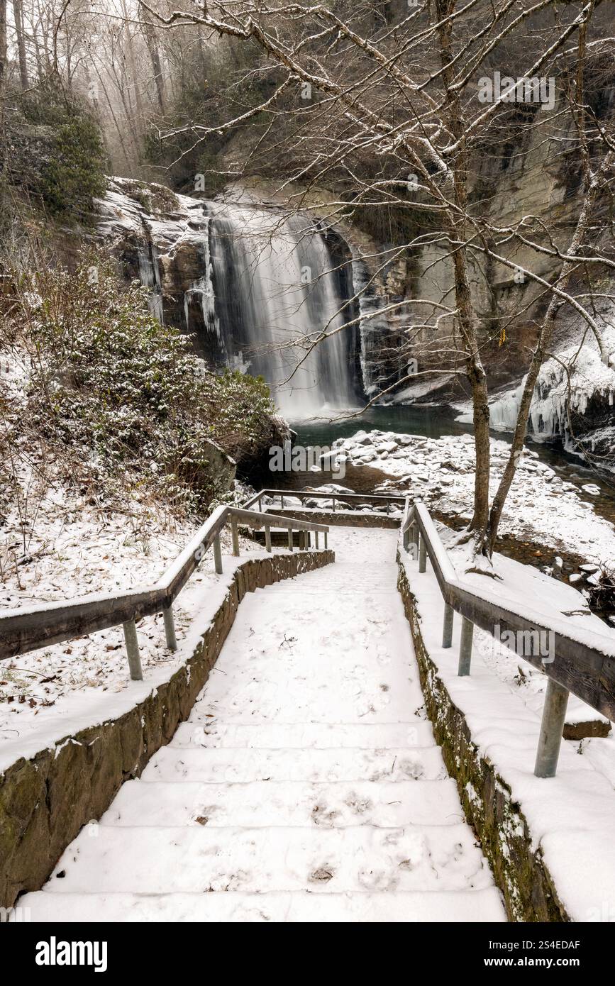 Regarder les chutes de verre en hiver - Forêt nationale de Pisgah - près de Brevard, Caroline du Nord Etats-Unis Banque D'Images