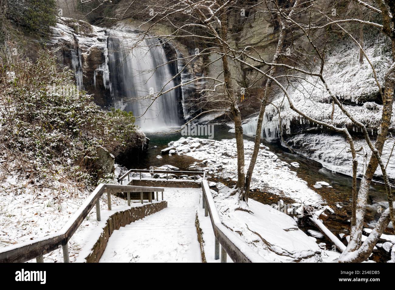 Regarder les chutes de verre en hiver - Forêt nationale de Pisgah - près de Brevard, Caroline du Nord Etats-Unis Banque D'Images