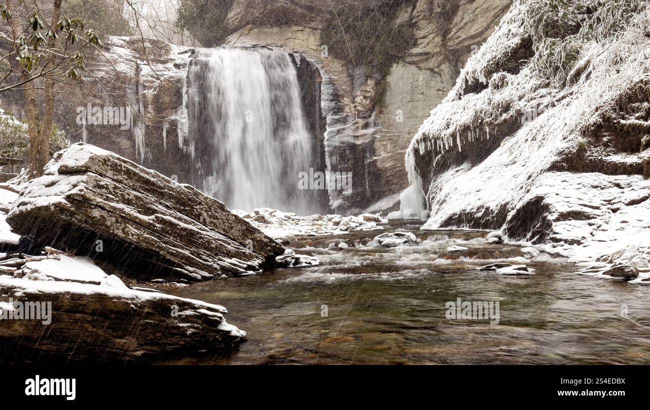Regarder les chutes de verre en hiver - Forêt nationale de Pisgah - près de Brevard, Caroline du Nord Etats-Unis Banque D'Images