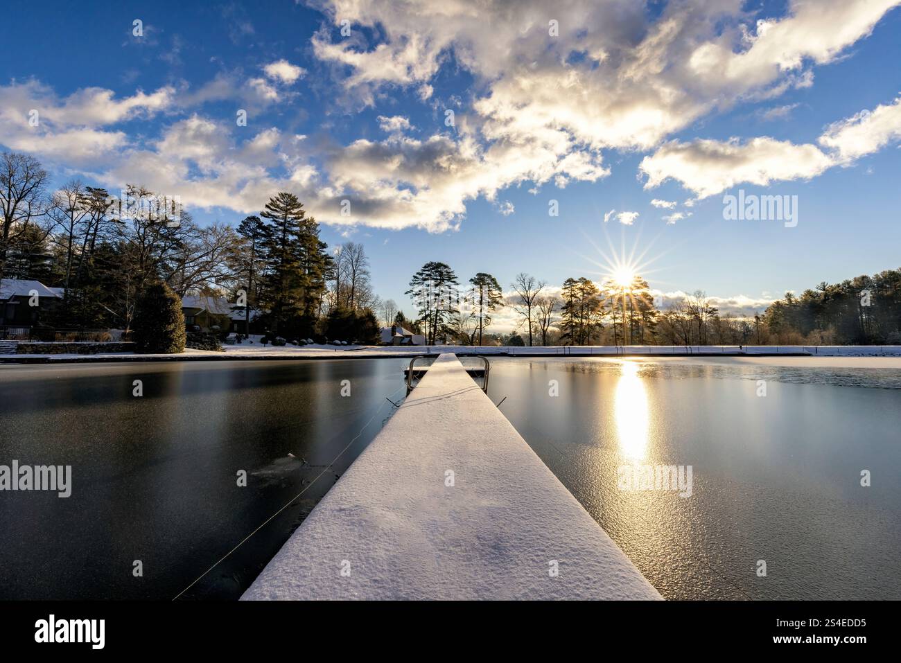Lever de soleil d'hiver vibrant au lac Straus, Straus Park - Brevard, Caroline du Nord, États-Unis Banque D'Images