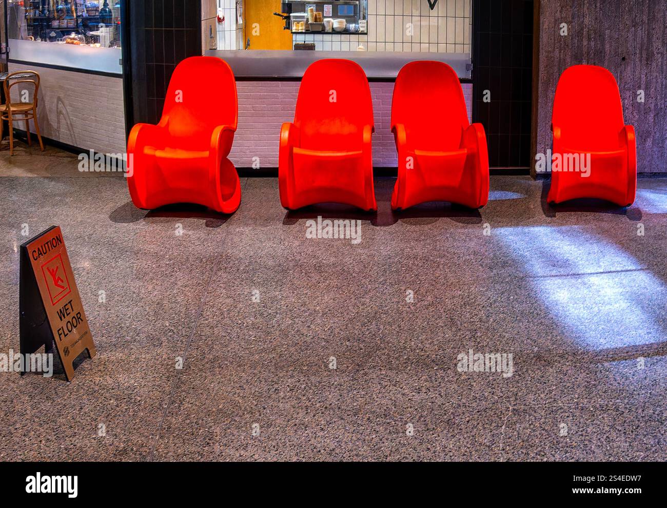 Un groupe de sièges rouges à l'extérieur d'un restaurant Banque D'Images