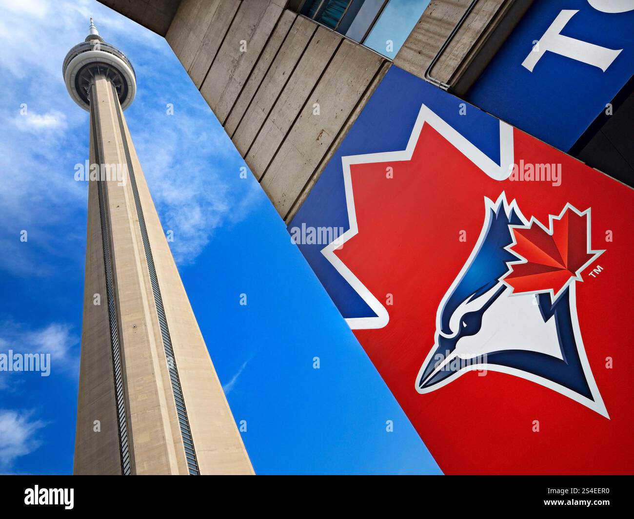 Toronto Canada / Toronto's Rogers Centre un lieu de référence sportif et domicile de l'équipe de baseball des Blue Jays de Toronto, au centre-ville de Toronto. Banque D'Images