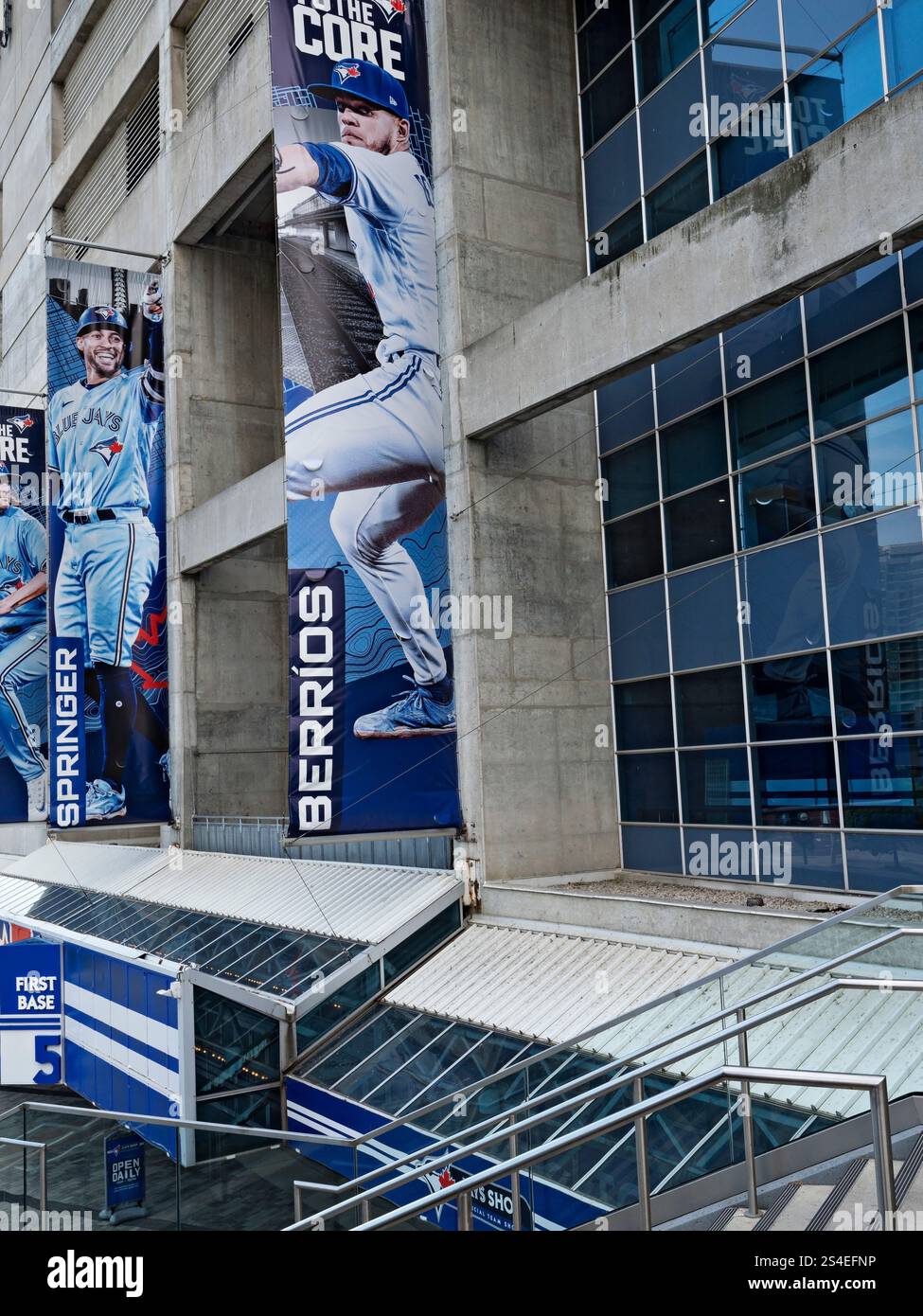 Toronto Canada / Toronto's Rogers Centre un lieu de référence sportif et domicile de l'équipe de baseball des Blue Jays de Toronto, au centre-ville de Toronto. Banque D'Images