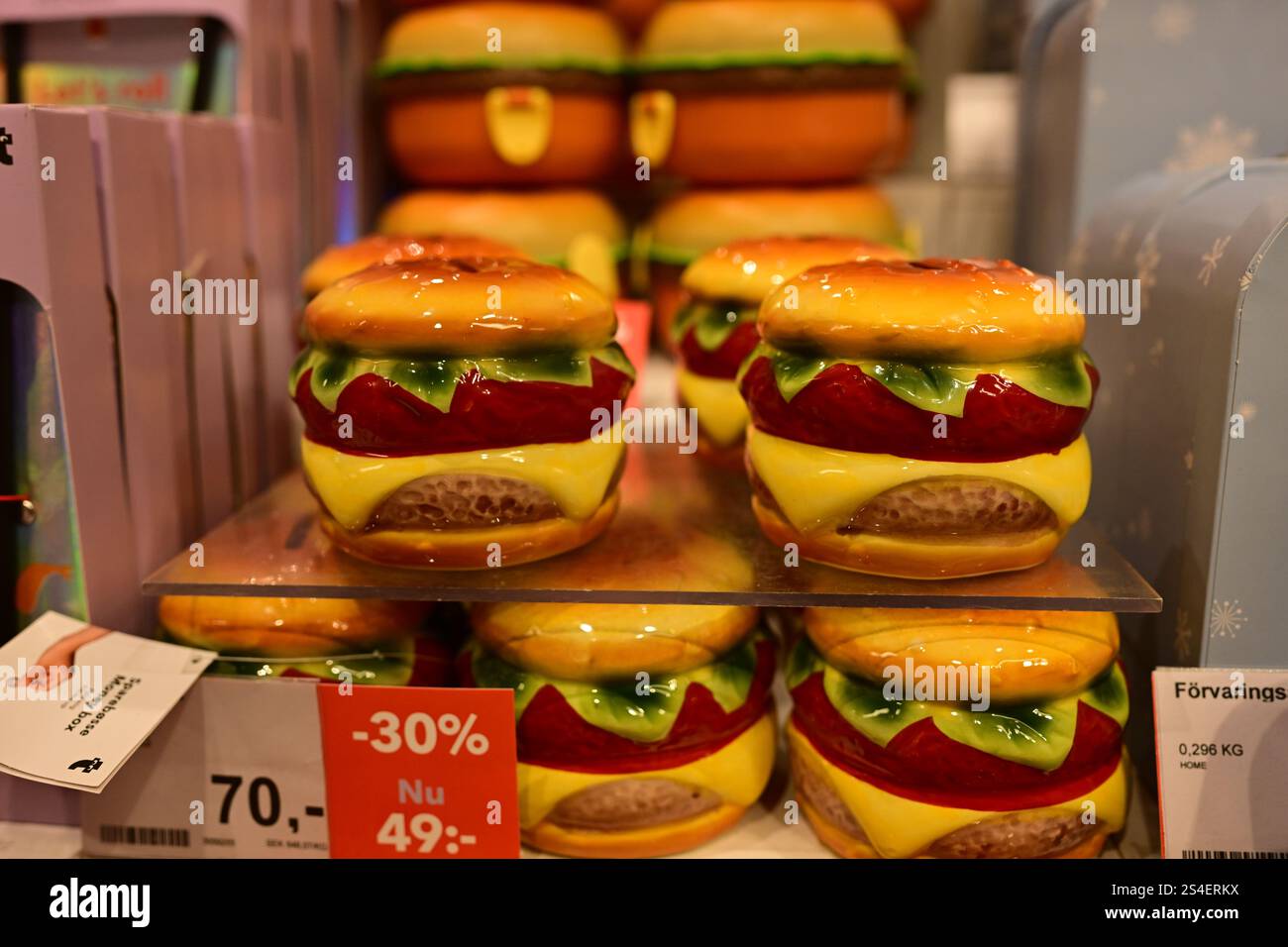 Stockholm, Uppland, Suède. Décembre 28 2024. Hamburgers décoratifs à vendre à l'intérieur du magasin Flying Tiger Copenhagen. Banque D'Images