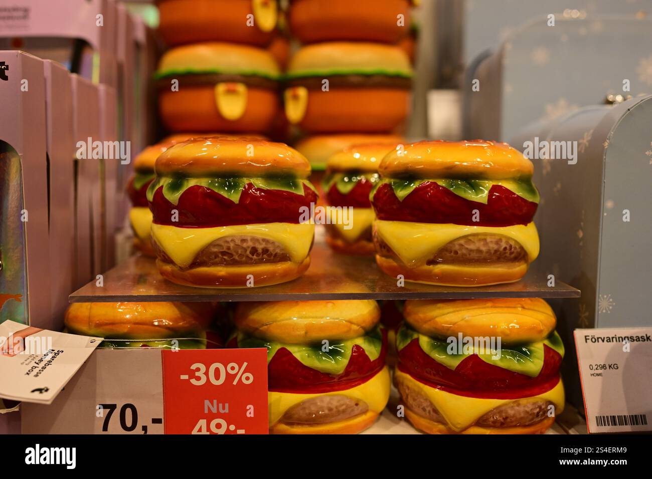Stockholm, Uppland, Suède. Décembre 28 2024. Hamburgers décoratifs à vendre à l'intérieur du magasin Flying Tiger Copenhagen. Banque D'Images