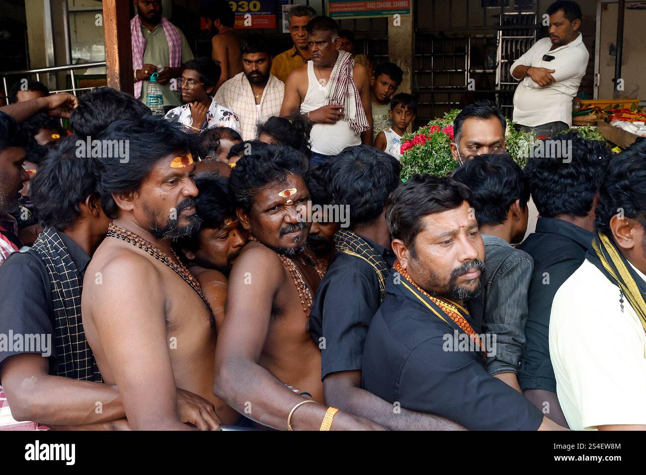 Les pèlerins font la queue pour le darshan au temple Sri Meenakshi à Madurai, Tamil Nadu, Inde Banque D'Images