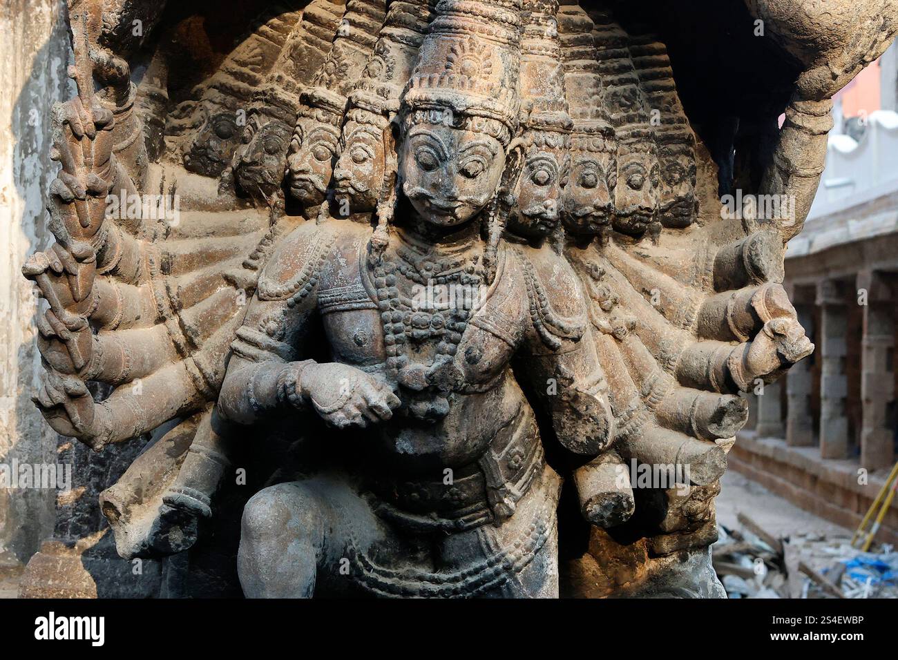 Sculpture sur pierre de Durga au temple Sri Meenakshi à Madurai, Tamil Nadu, Inde Banque D'Images