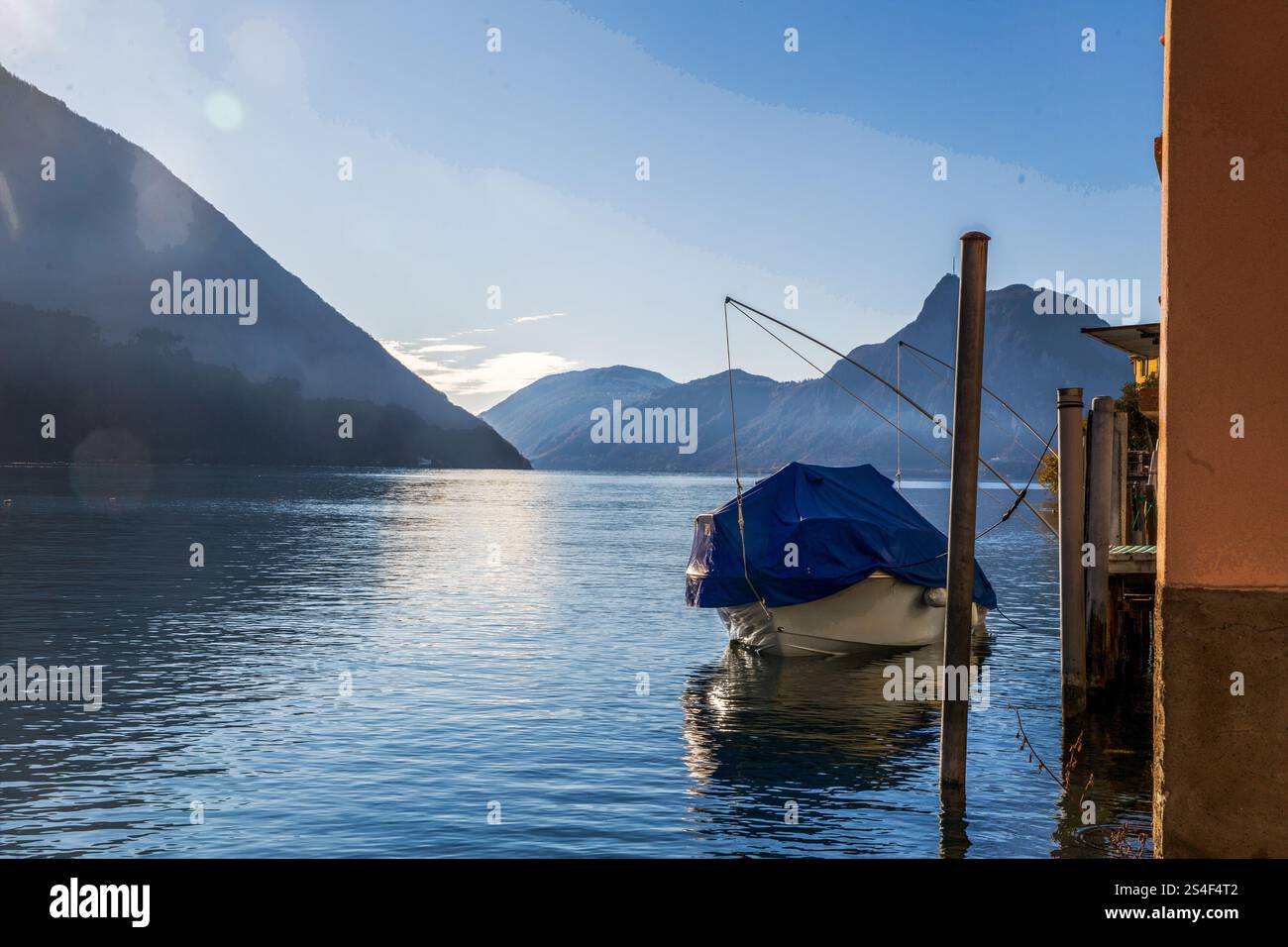 Bateau abrité à côté du bâtiment (petit hôtel(?) Sur le chemin DES OLIVIERS dans la banlieue de Lugano - magnifique jour plusieurs jours avant Noël!! Banque D'Images