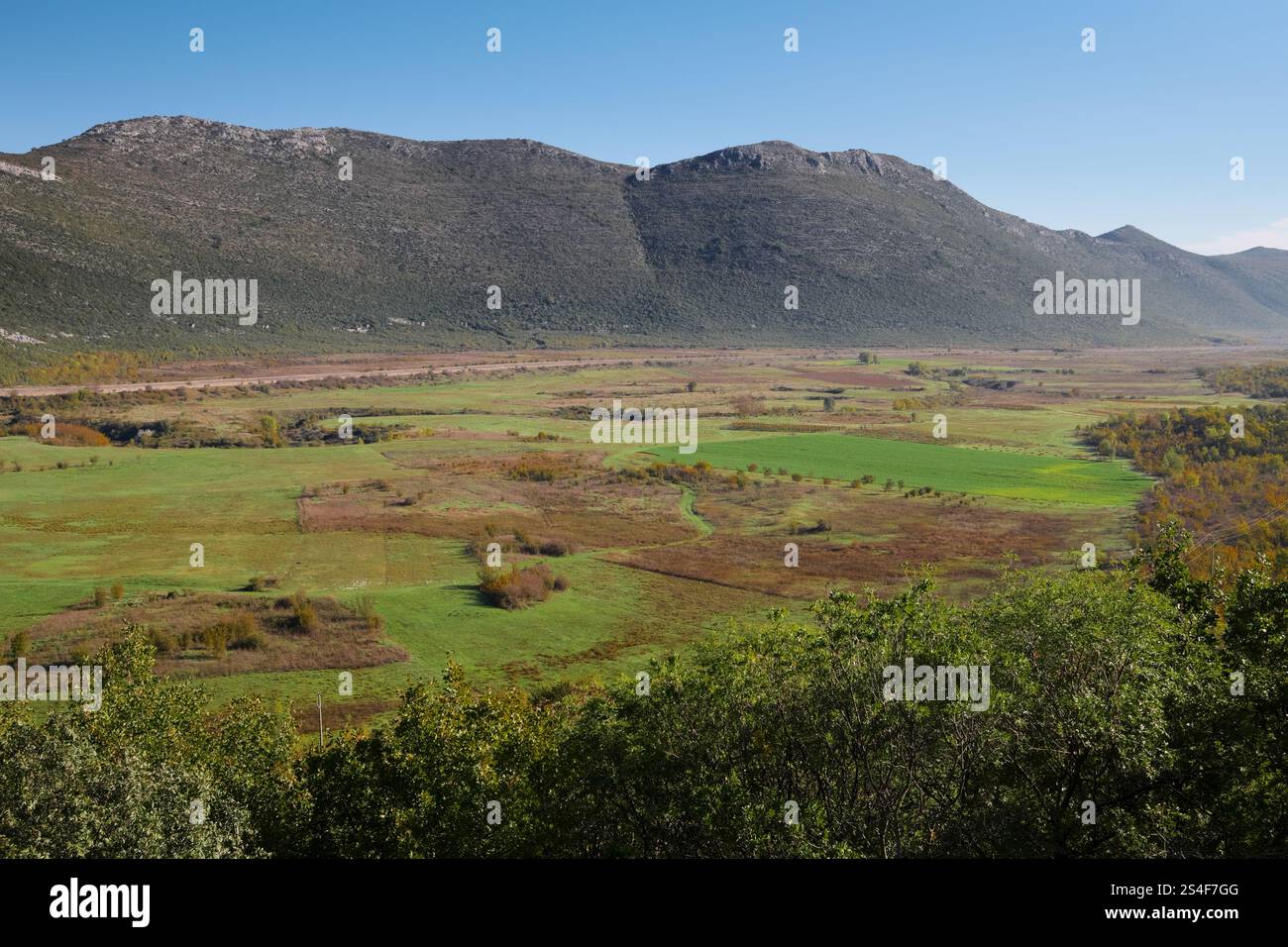 Plaine agricole et montagnes dans le paysage d'automne de Bosnie-Herzégovine Banque D'Images