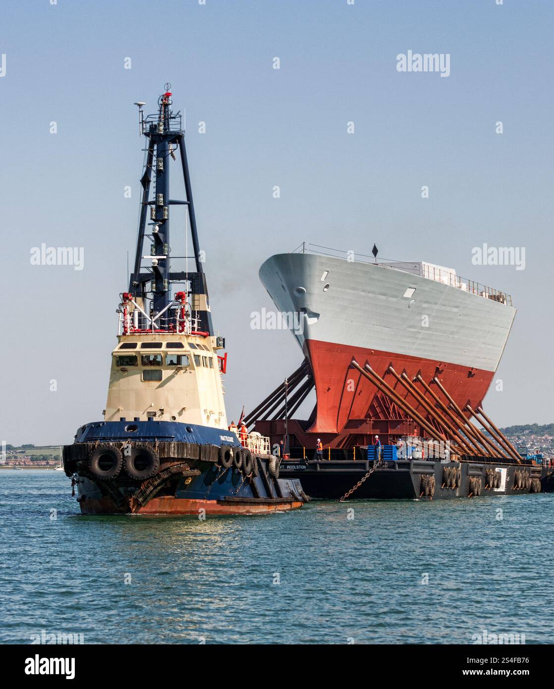 Le Svitzer Tug Battleaxe quitte Portsmouth pour Glasgow avec le premier destroyer type 45 - juin 2005. Banque D'Images