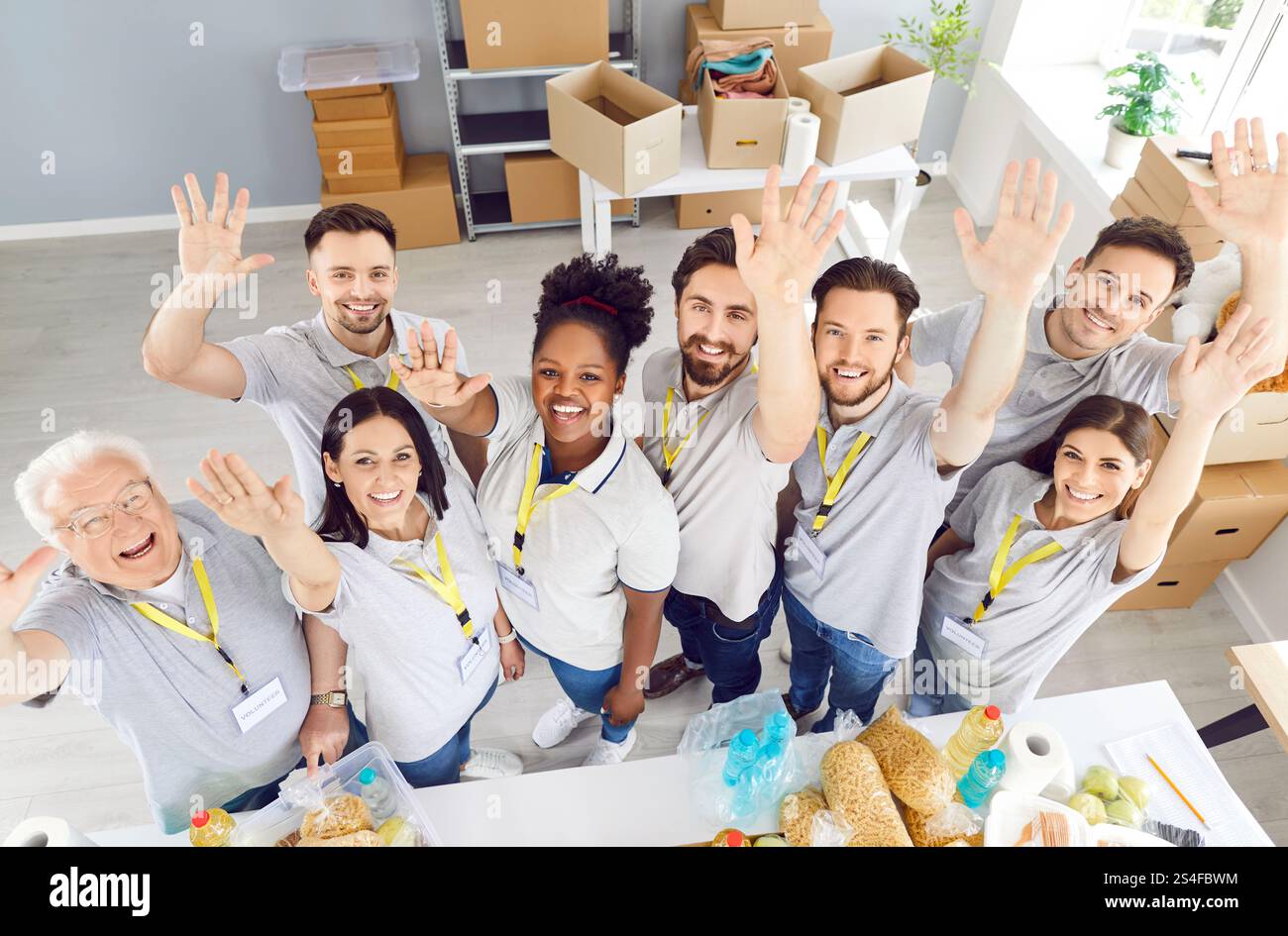 Portrait de l'équipe multinationale de volontaires heureux au Centre d'aide humanitaire Banque D'Images
